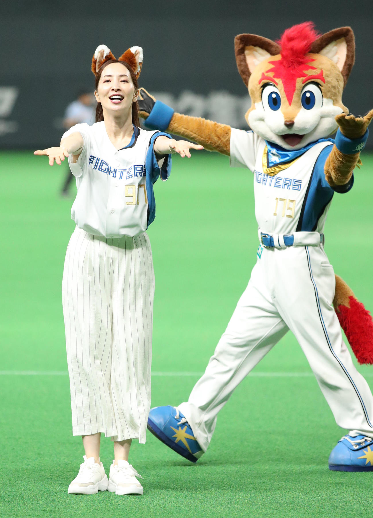 日本ハム対ソフトバンク　「きつねダンス」を踊る真飛聖（撮影・佐藤翔太）