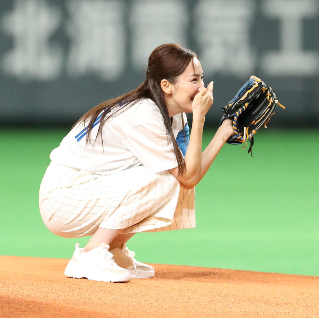 日本ハム対ソフトバンク　試合前、ファーストピッチセレモニーと務める真飛聖（撮影・佐藤翔太）