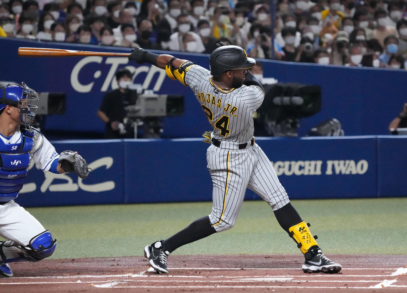 中日対阪神　1回表阪神無死一、三塁、左前適時打を放つロハス・ジュニア（撮影・森本幸一）