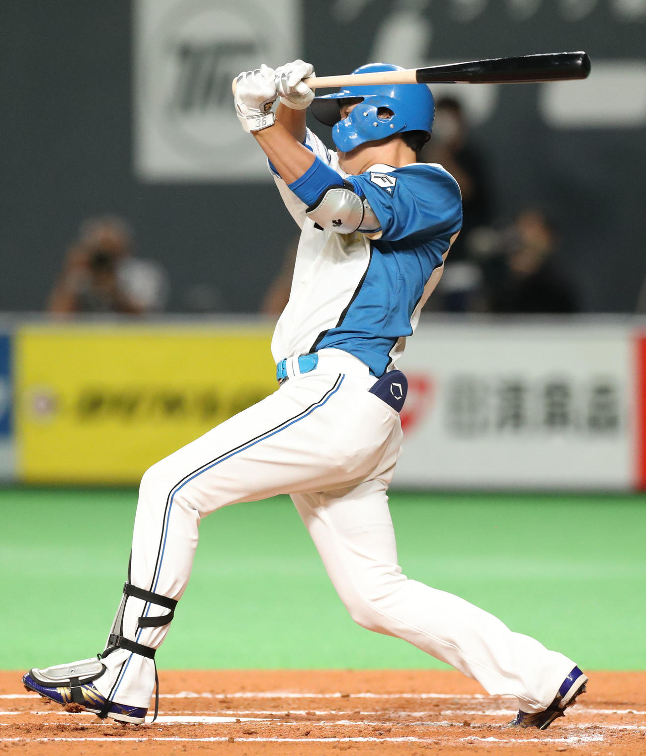 日本ハム対ソフトバンク　1回裏日本ハム2死一、三塁、木村は先制となる左前適時打を放つ（撮影・佐藤翔太）