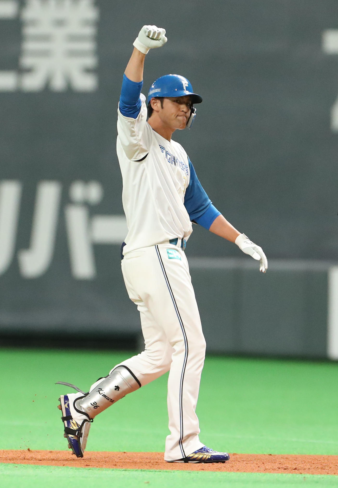 日本ハム対ソフトバンク　1回裏日本ハム2死一、三塁、木村は先制となる左前適時打を放ちガッツポーズをする（撮影・佐藤翔太）