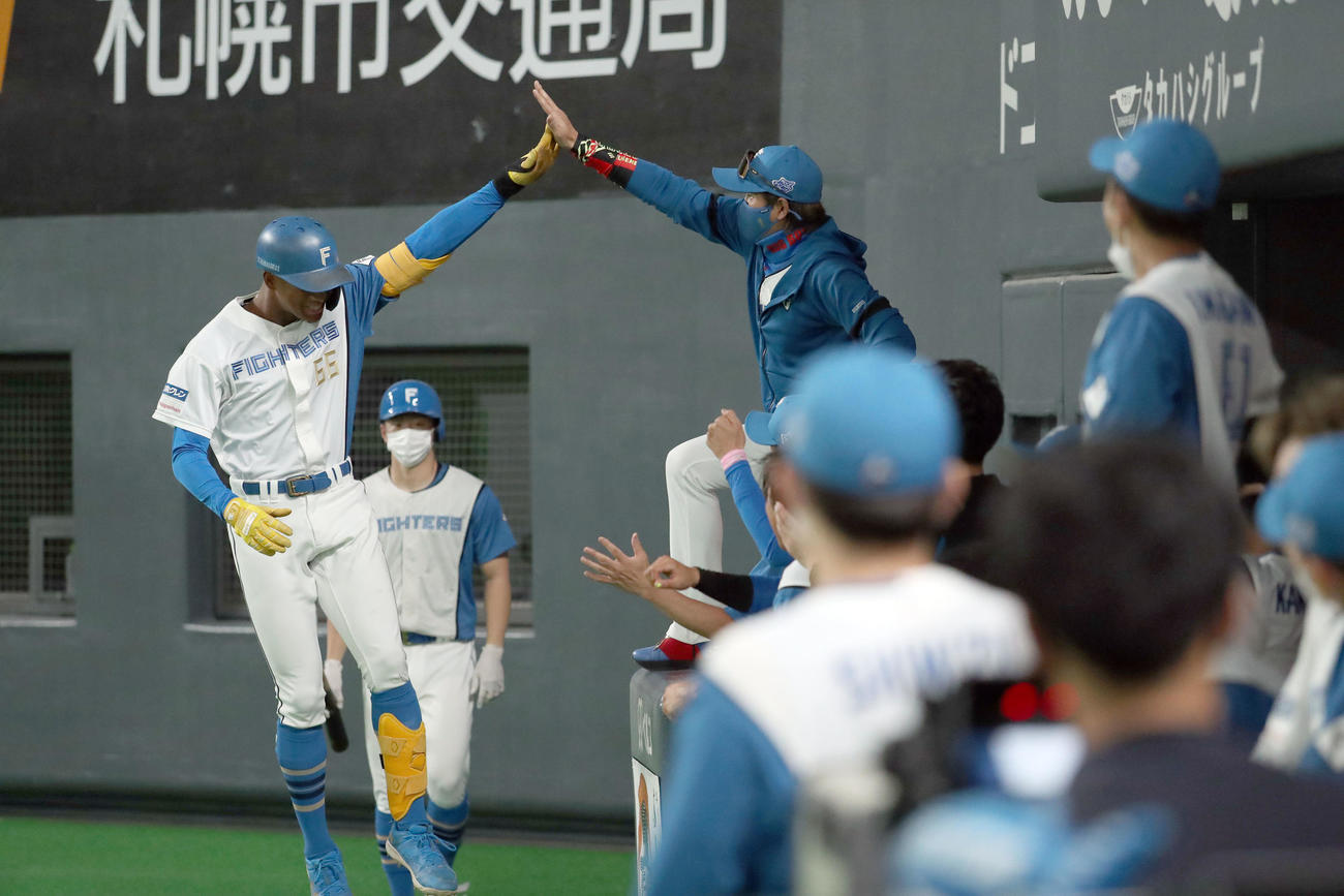 日本ハム対ソフトバンク　2回裏日本ハム無死、万波（左）は左越え本塁打を放ち新庄監督とハイタッチをする（撮影・佐藤翔太）