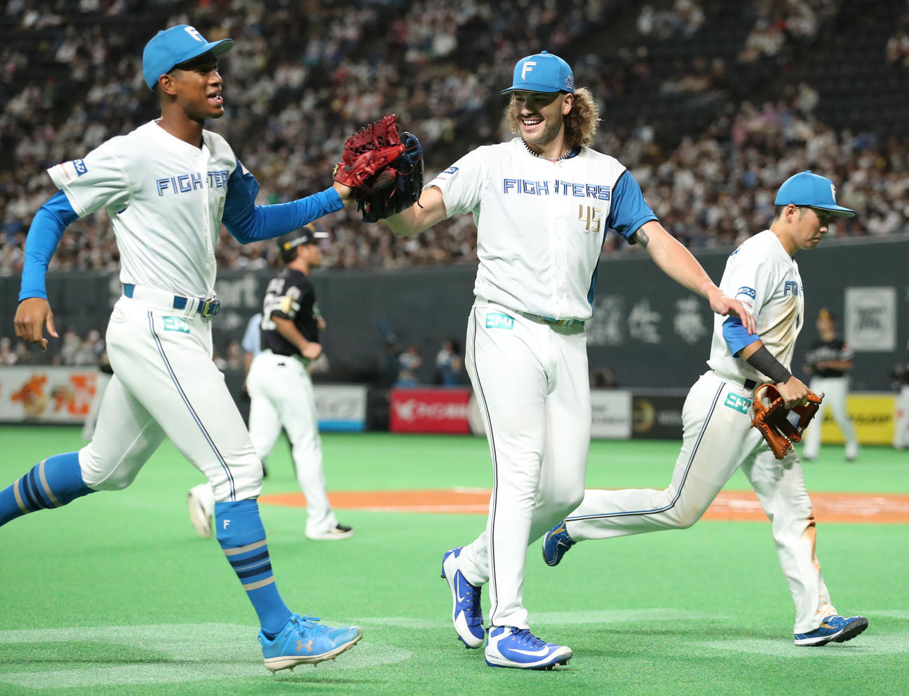 日本ハム対ソフトバンク　好守を見せた万波とタッチを交わすポンセ（撮影・佐藤翔太）