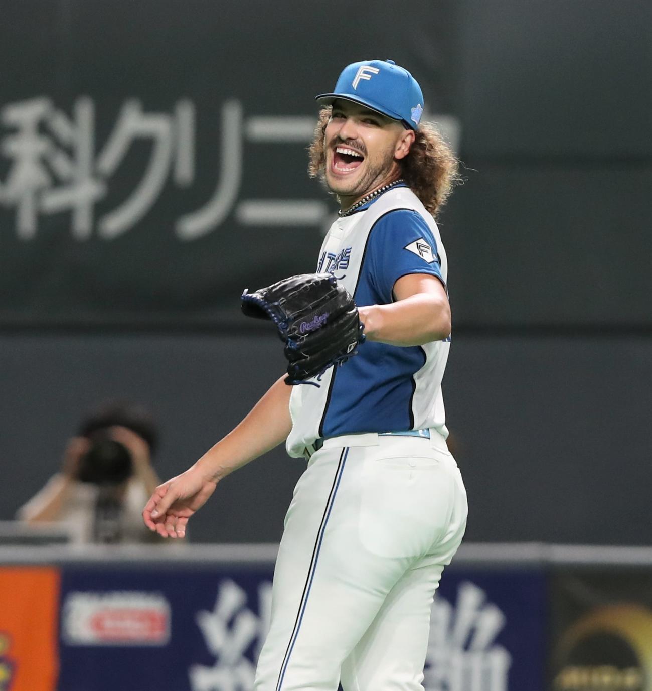 日本ハム対ソフトバンク　6回表、打者を3人で抑え笑顔のポンセ（撮影・黒川智章）