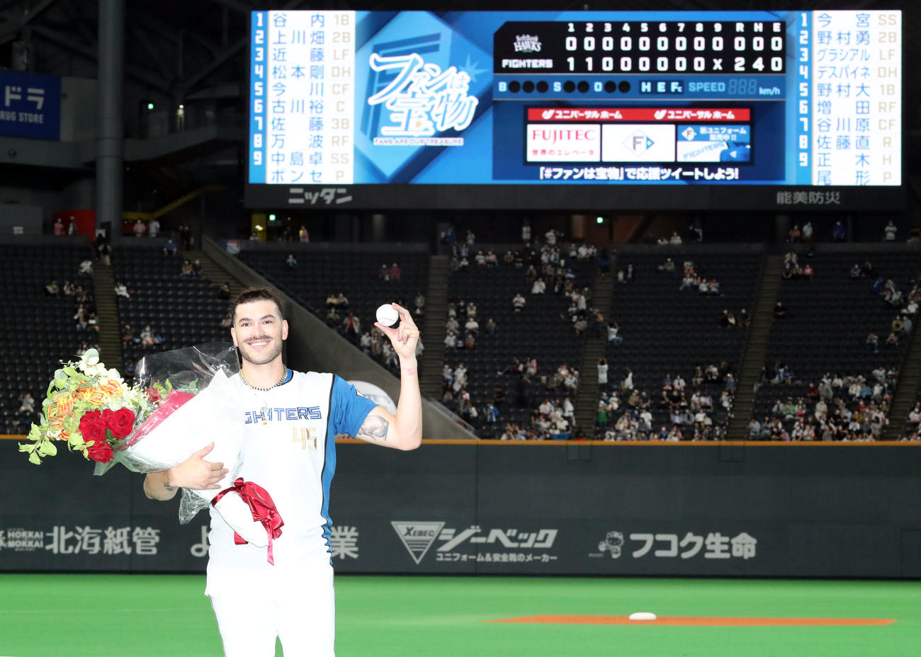 日本ハム対ソフトバンク　ノーヒットノーランを達成し花束と記念ボールを手にスコアボードを背に笑顔を見せるポンセ（撮影・佐藤翔太）
