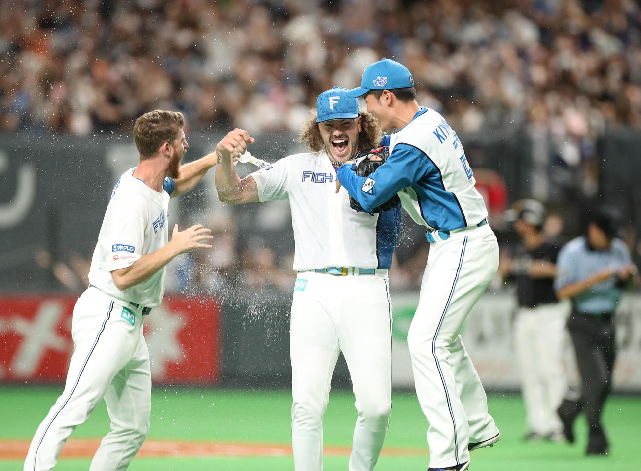 日本ハム対ソフトバンク　ノーヒットノーランを達成したポンセ（中央）は清宮と抱き合って喜ぶ（撮影・佐藤翔太）