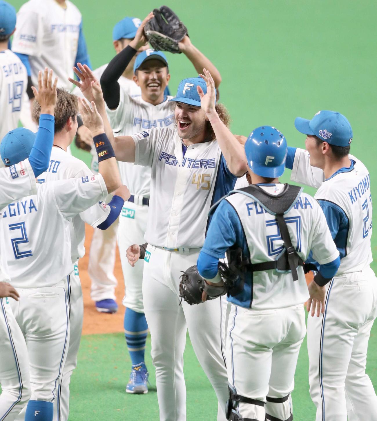 日本ハム対ソフトバンク　ノーヒットノーランを達成しナインから祝福されるポンセ（撮影・黒川智章）