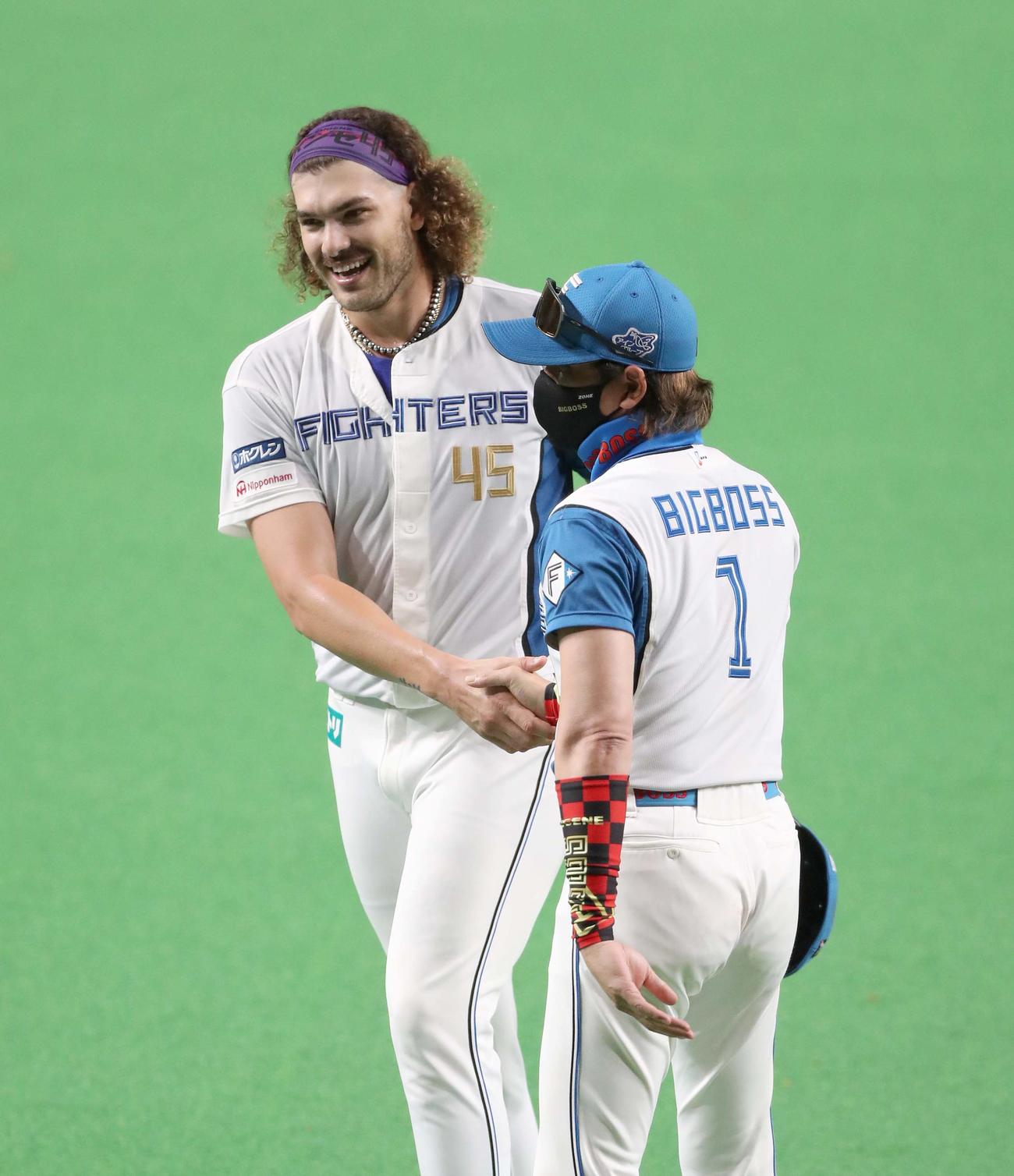 日本ハム対ソフトバンク　無安打無得点を達成したポンセは出迎えの新庄監督と握手する（撮影・黒川智章）