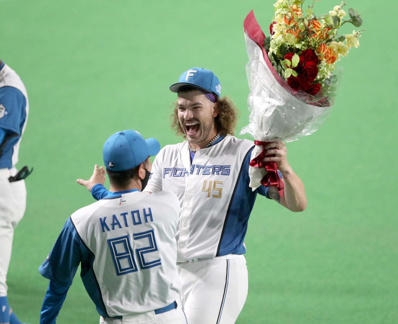 日本ハム対ソフトバンク　無安打無得点を達成し加藤投手コーチに出迎えられるコディ・ポンセ（撮影・黒川智章）