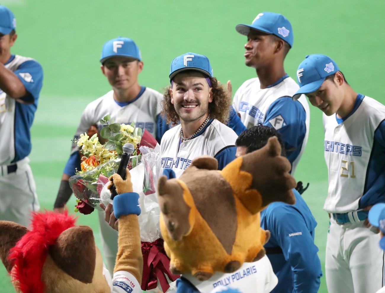 日本ハム対ソフトバンク　試合後の円陣であいさつするポンセ（撮影・黒川智章）