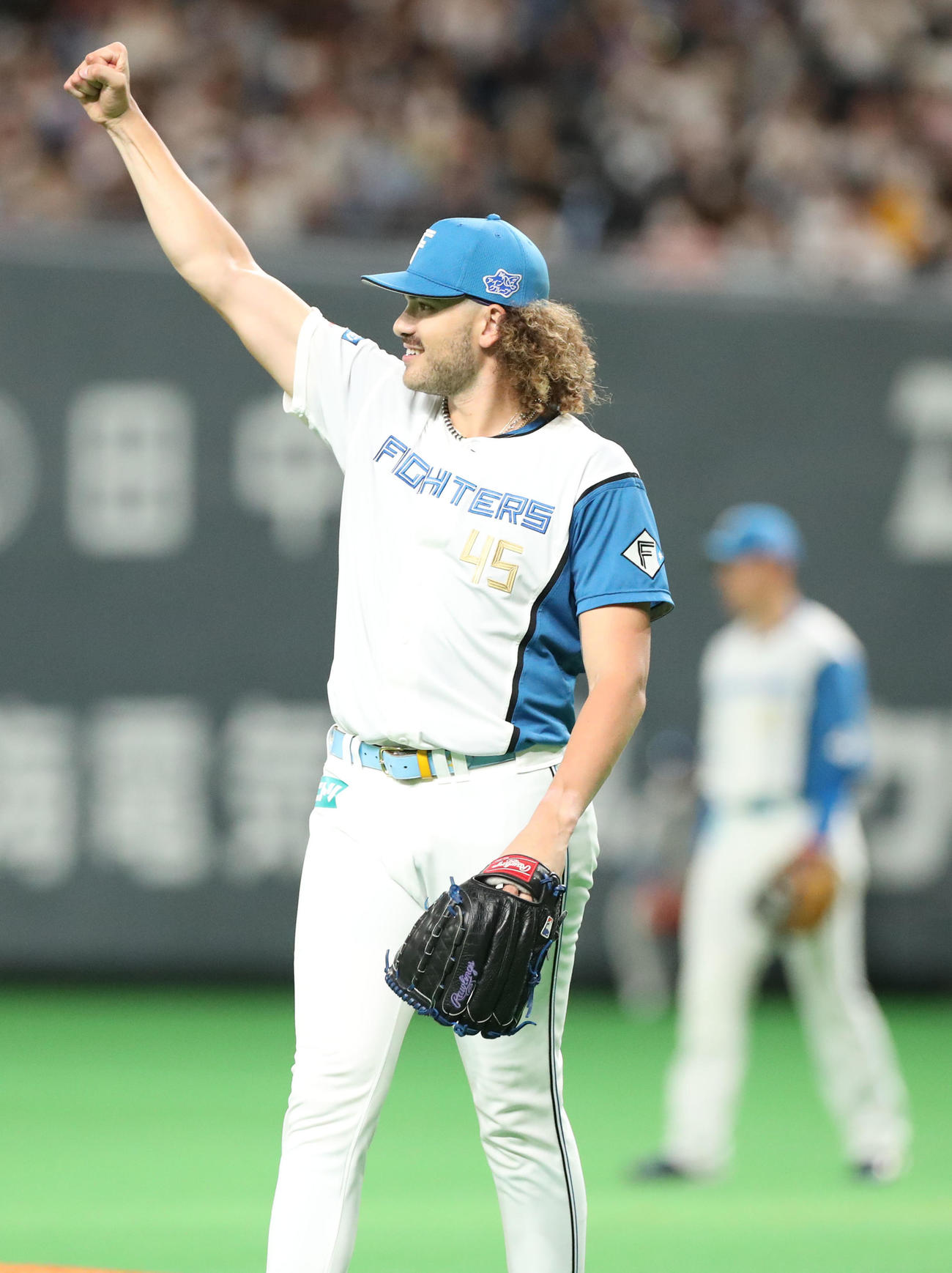 日本ハム対ソフトバンク　2回表ソフトバンク1死、増田の打球を好捕した万波に向かってガッツポーズをするポンセ（撮影・佐藤翔太）