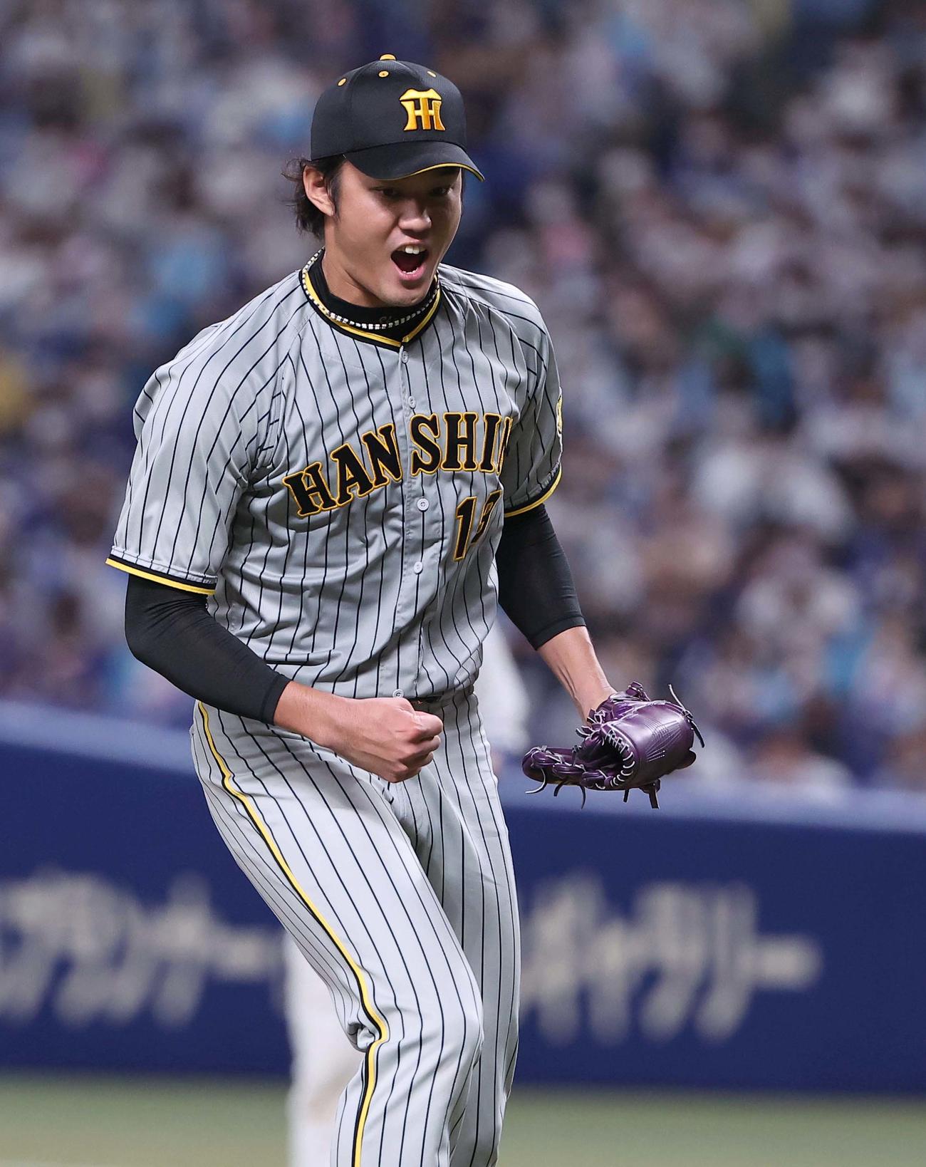 中日対阪神　7回裏中日2死一塁、藤浪は三好から三振を奪いガッツポーズをする（撮影・上田博志）