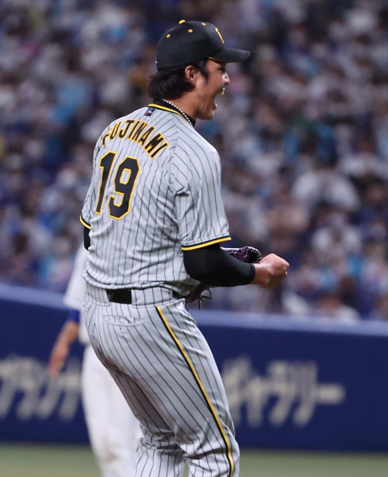 中日対阪神　7回裏中日2死一塁、藤浪は三好から三振を奪いガッツポーズをする（撮影・上田博志）