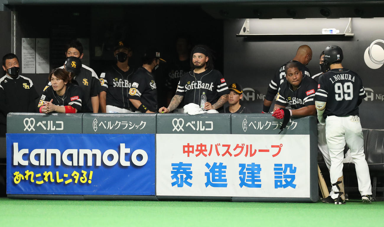 日本ハム対ソフトバンク　ポンセにノーヒットノーランを達成され意気消沈のベンチ（撮影・佐藤翔太）
