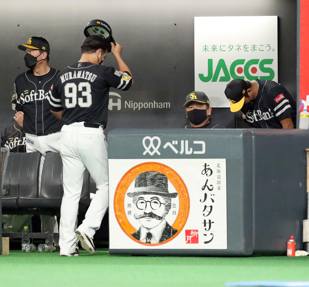 日本ハム対ソフトバンク　ベンチで険しい表情を見せる藤本監督（中央）（撮影・佐藤翔太）
