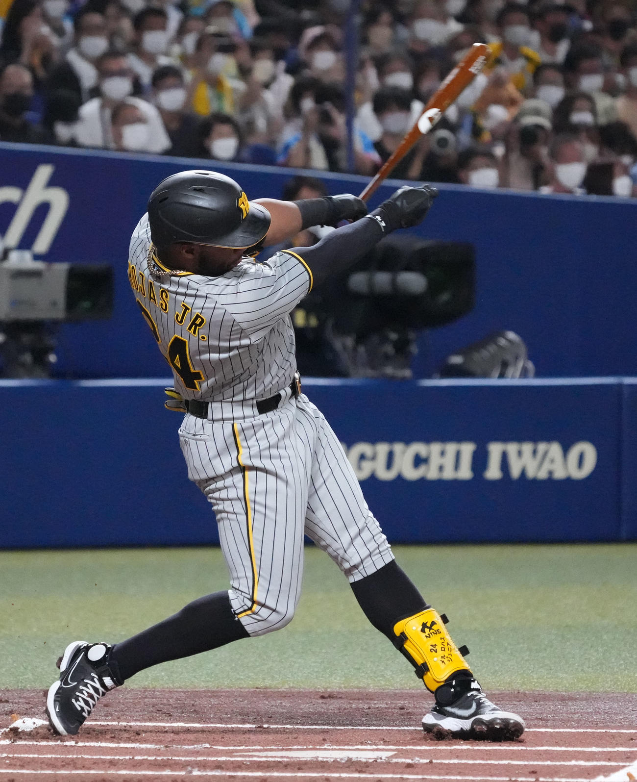 中日対阪神　1回表阪神無死一、三塁、左前適時打を放つロハス・ジュニア（撮影・森本幸一）