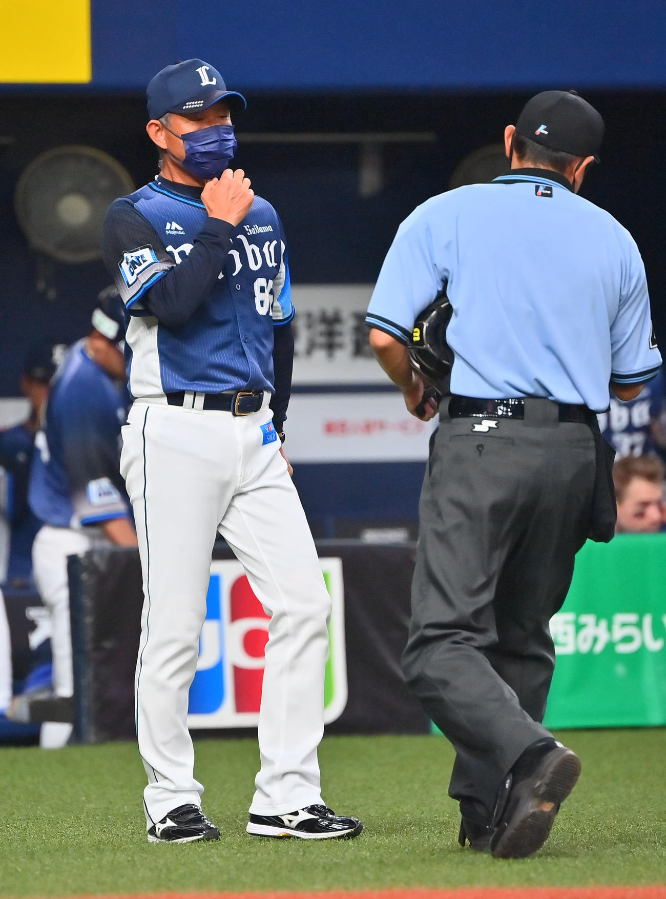 オリックス対西武　7回の攻撃を終え投手の交代を告げる西武辻監督（撮影・和賀正仁）