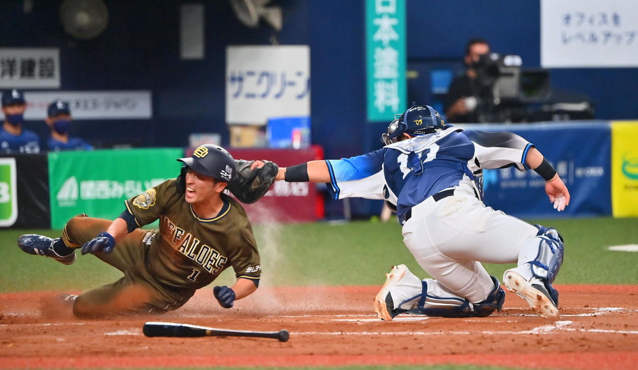 オリックス対西武　5回裏オリックス1死一、三塁、宗の打球を外崎は本塁に送球するも間に合わず福田が生還、フィルダースチョイスとなる（撮影・和賀正仁）