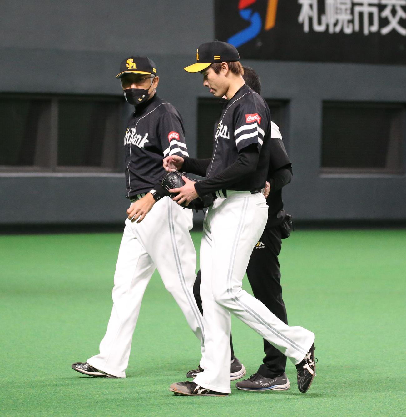 日本ハム対ソフトバンク　4回裏、いったんマウンドに登るも、すぐにベンチに引き揚げる武田（撮影・黒川智章）