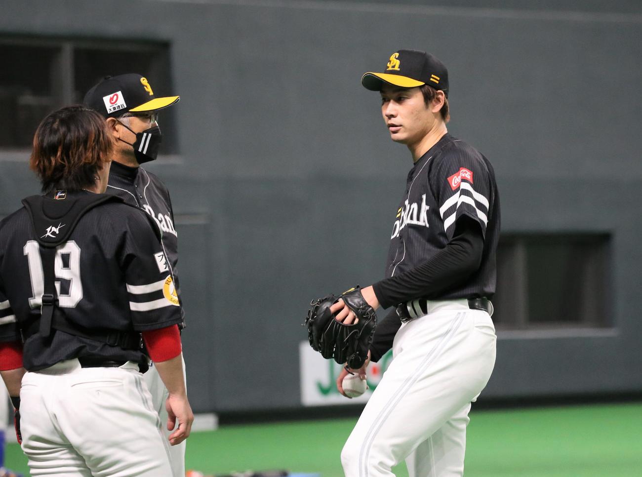 日本ハム対ソフトバンク　4回裏のマウンドに向かう前に甲斐、森山投手コーチと話す武田（撮影・黒川智章）