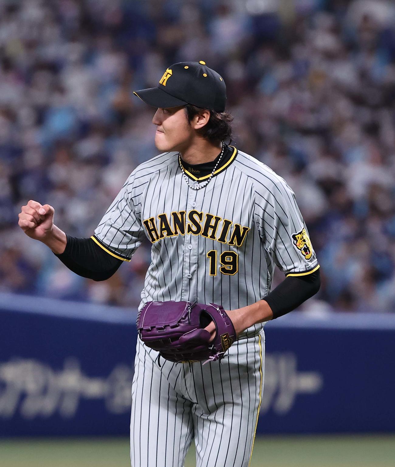 中日対阪神　3回裏中日1死一、二塁、藤浪はビシエドを併殺打に打ち取りガッツポーズをする（撮影・上田博志）