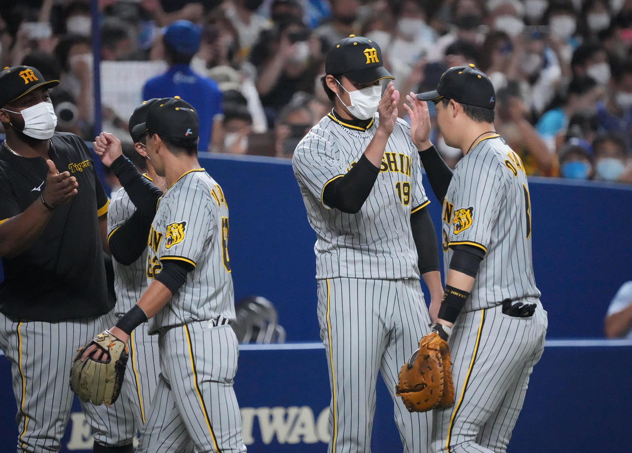 中日対阪神　試合終了、ナインとタッチを交わす藤浪（右から2人目）（撮影・森本幸一）