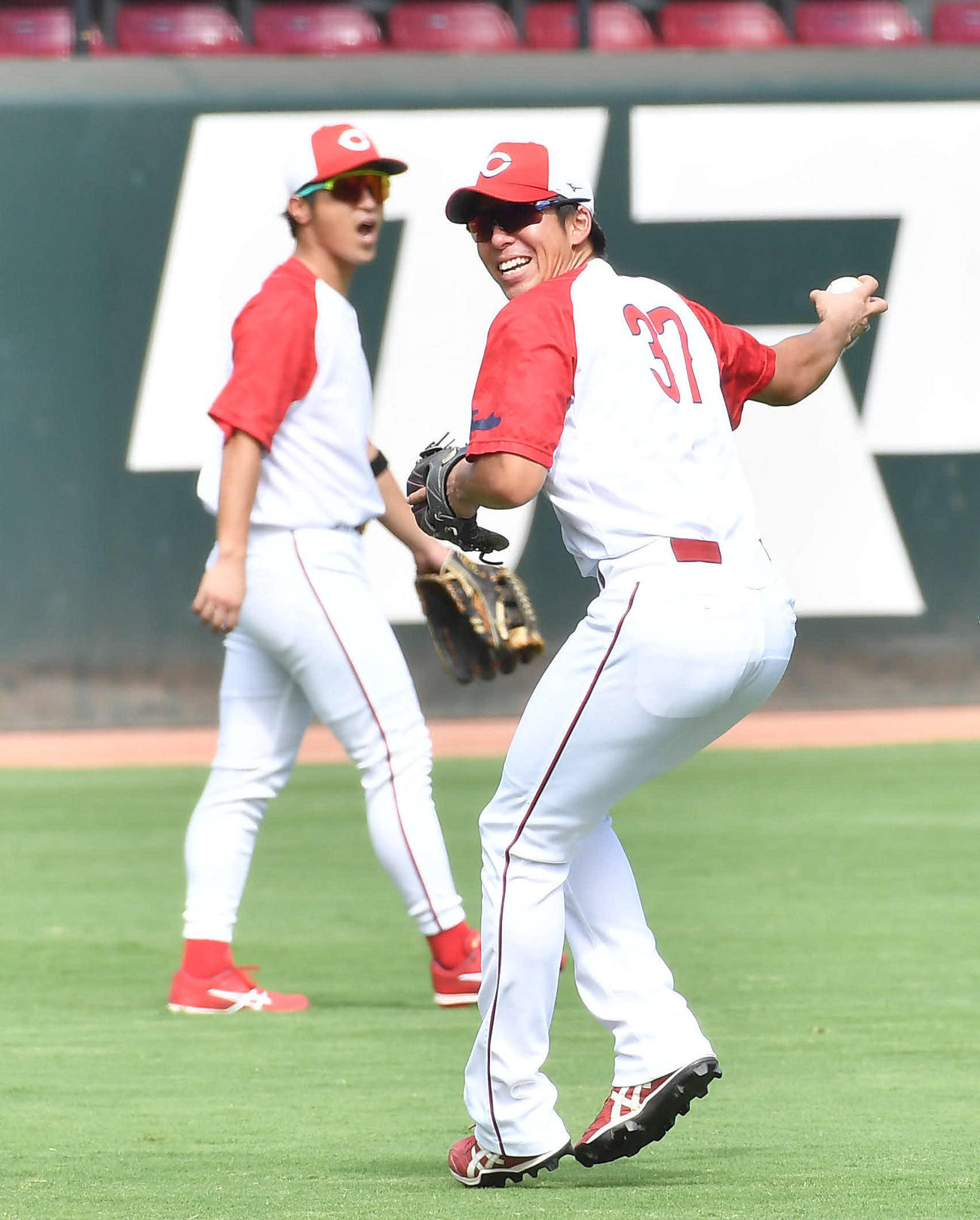 広島対巨人　笑顔で守備練習を行う野間（右）と上本（撮影・岩下翔太）