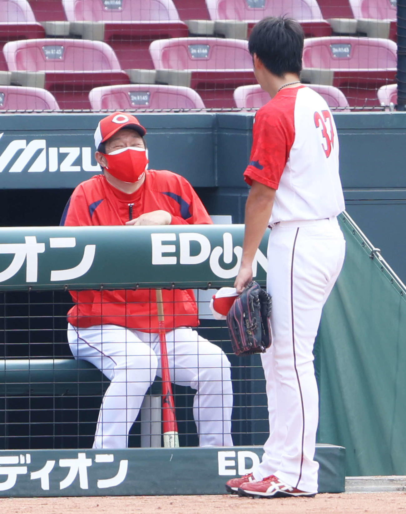 広島対巨人　試合前、野間（右）と笑顔で会話する広島佐々岡監督（撮影・河田真司）