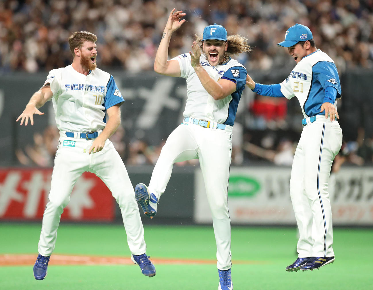 日本ハム対ソフトバンク　ノーヒットノーランを達成したポンセ（中央）はグラブを投げる（撮影・佐藤翔太）