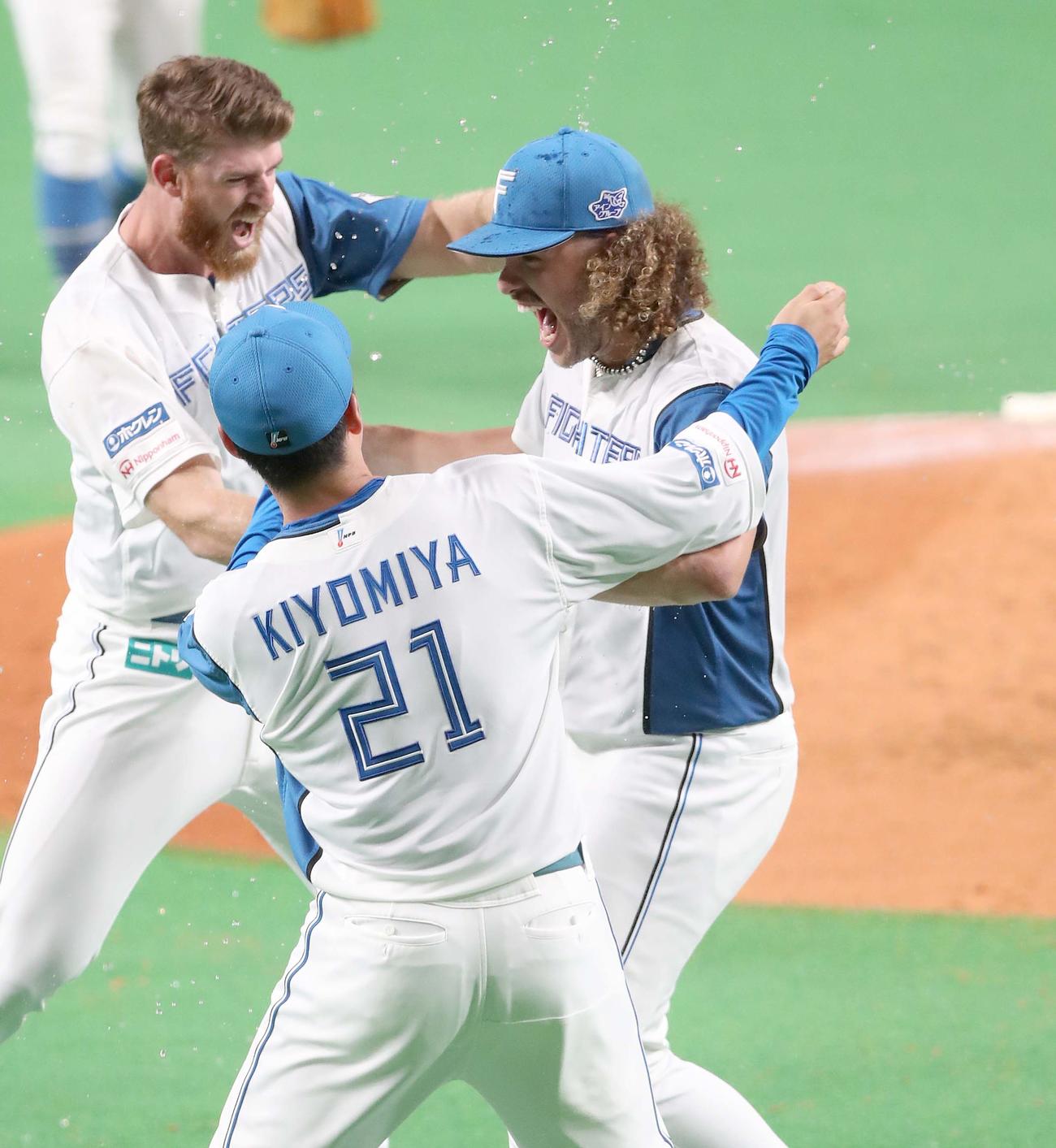 日本ハム対ソフトバンク　無安打無得点を達成しナインから水をかけられ祝福されるポンセ（撮影・黒川智章）