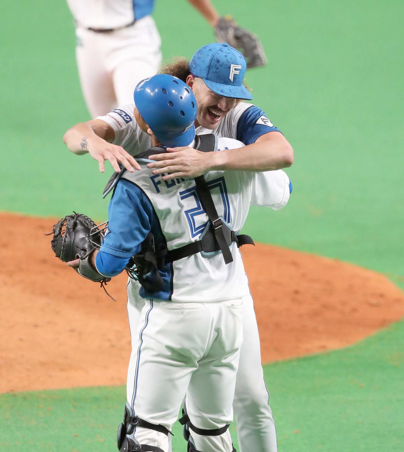 日本ハム対ソフトバンク　ノーヒットノーランを達成し、捕手古川裕（手前）と抱き合うポンセ（撮影・黒川智章）