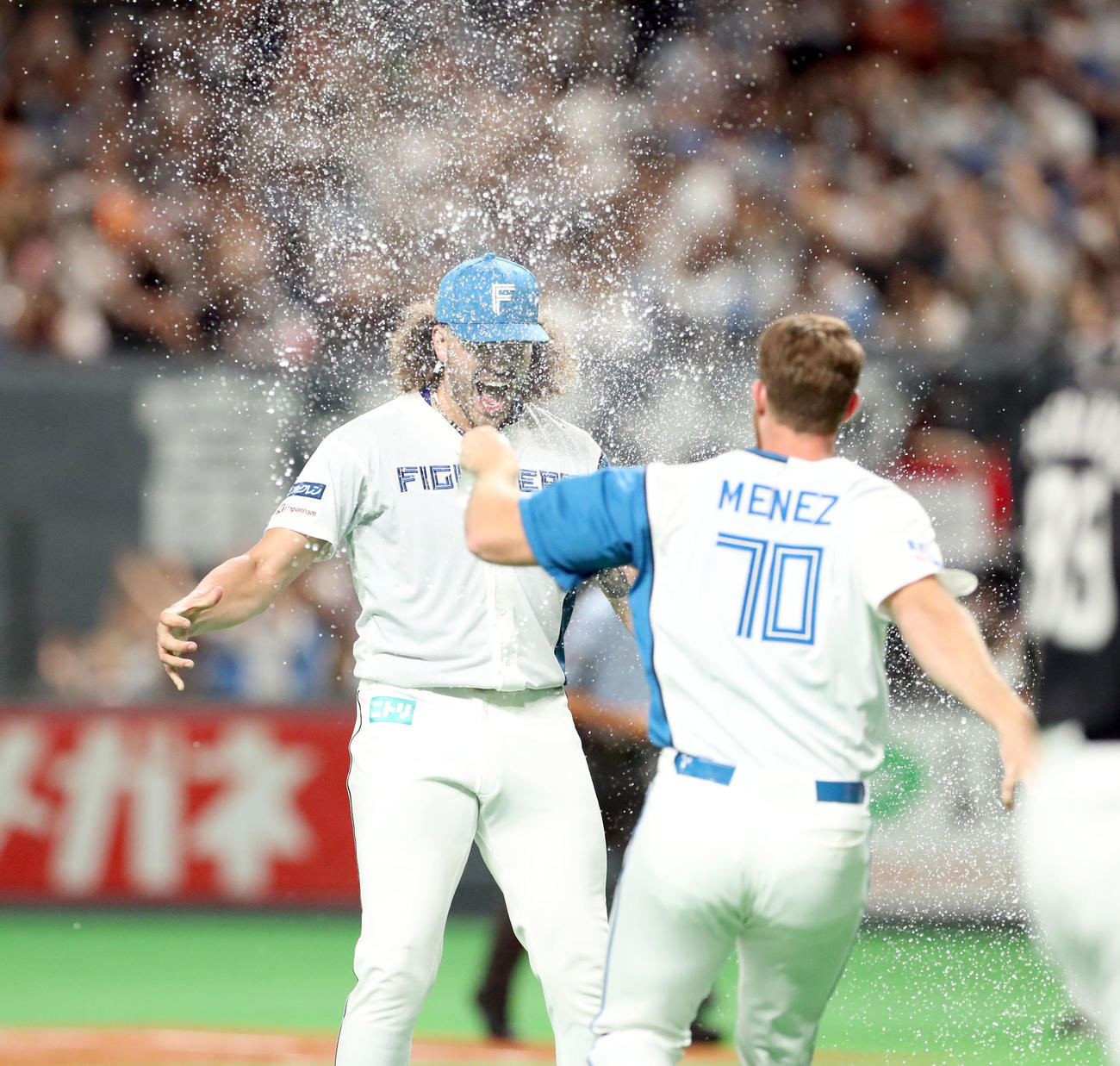 日本ハム対ソフトバンク　ノーヒットノーランを達成したポンセ（左後方）はメネズに水をかけられる（撮影・佐藤翔太）
