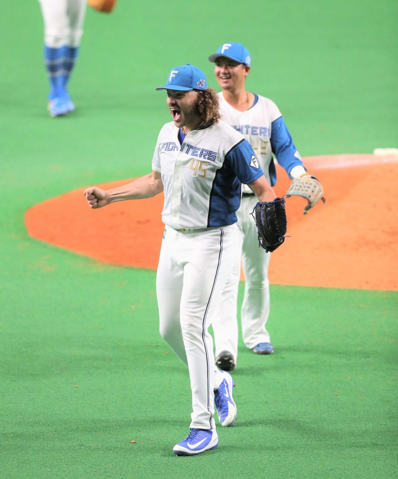 日本ハム対ソフトバンク　無安打無得点を達成し歓喜するポンセ（撮影・黒川智章）