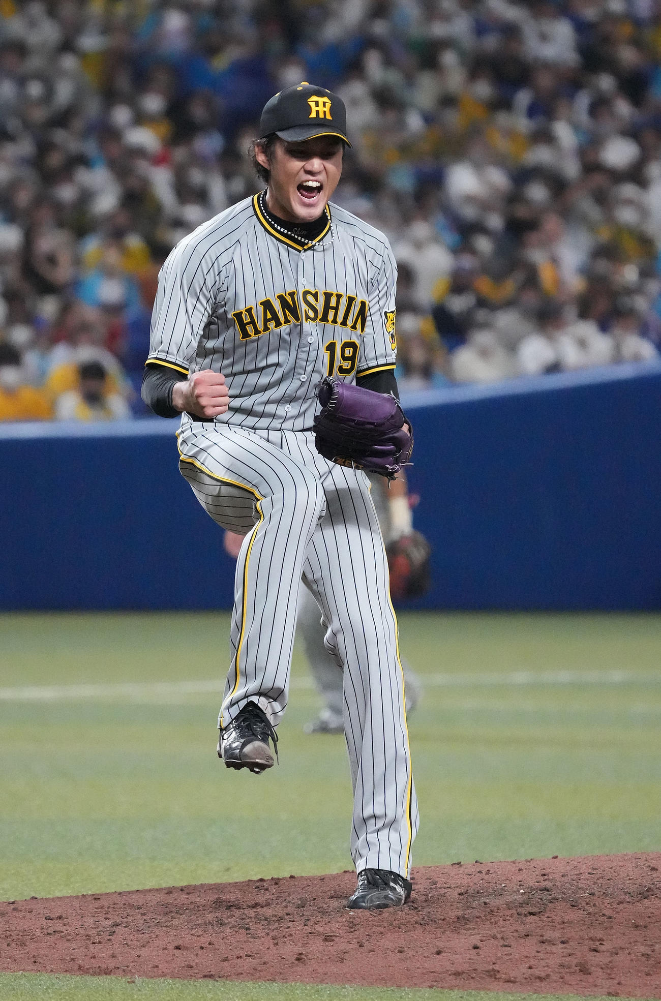 中日対阪神　8回裏中日2死一塁、三好を三振に仕留めほえる阪神先発の藤浪（撮影・森本幸一）