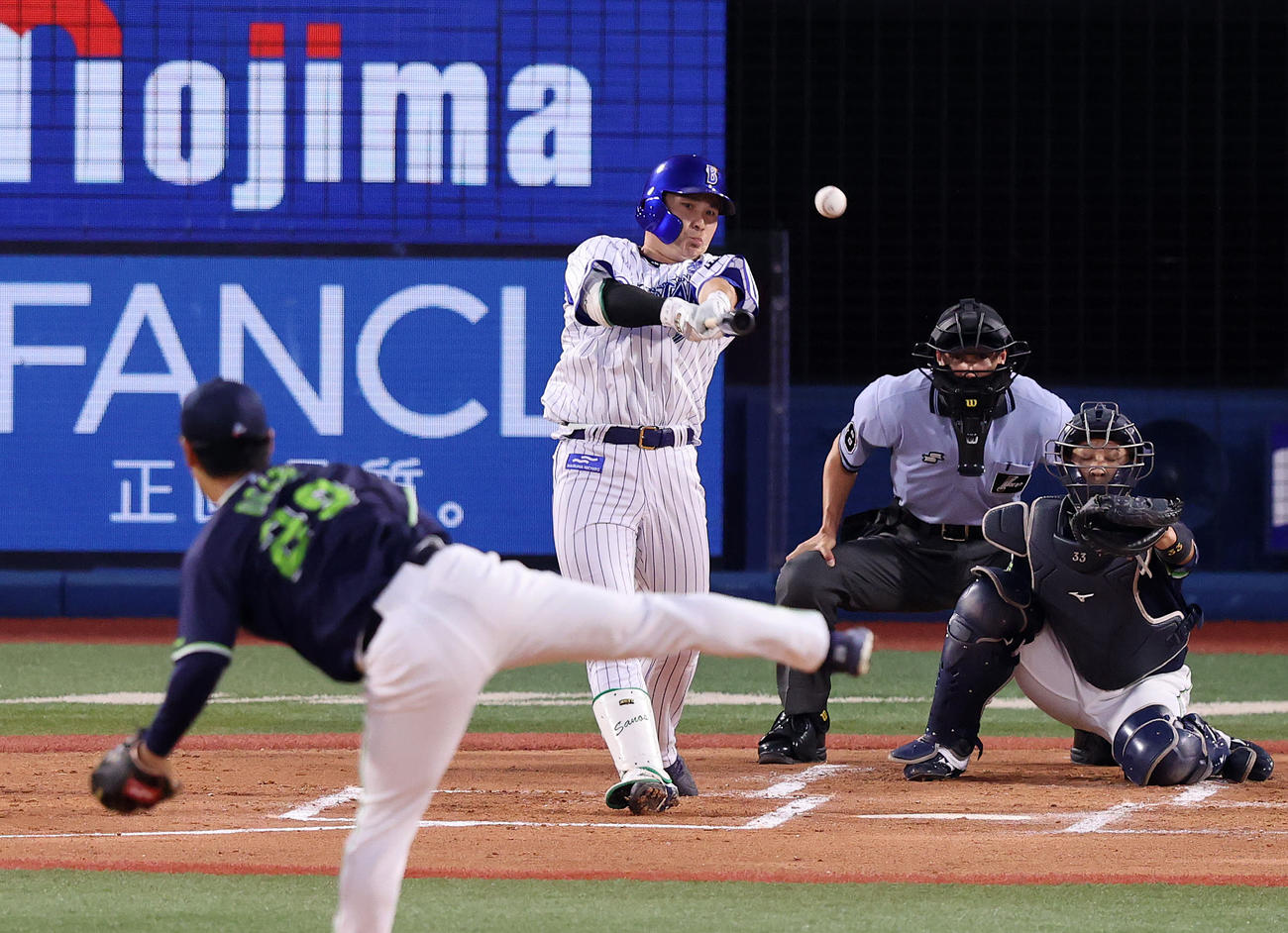 DeNA対ヤクルト　1回裏DeNA1死二塁、佐野は中前適時打を放つ（撮影・鈴木正人）