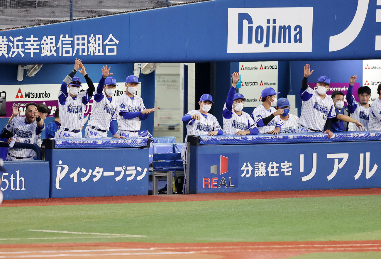 DeNA対ヤクルト　1回裏DeNA1死二塁、佐野の中前適時打を喜ぶ選手たち（撮影・鈴木正人）