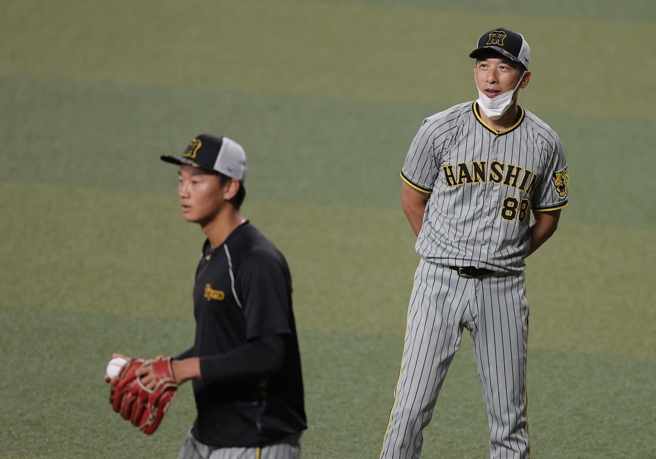 中日対阪神　阪神森木（左）の練習を見つめる矢野監督（撮影・前田充）