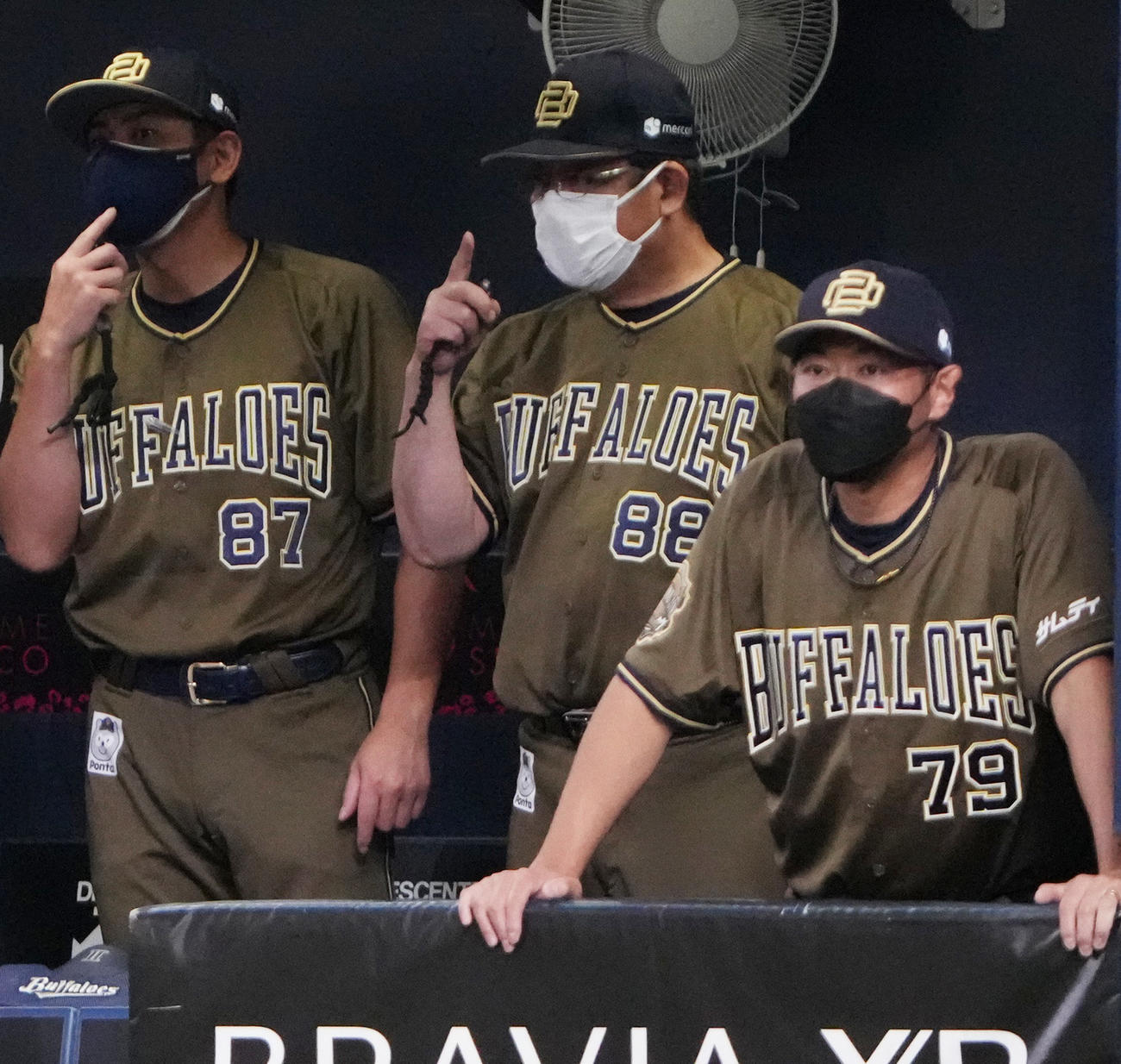 オリックス対西武　10回裏オリックス、ベンチから指示を出すオリックス水本監督代行（中央）（撮影・清水貴仁）
