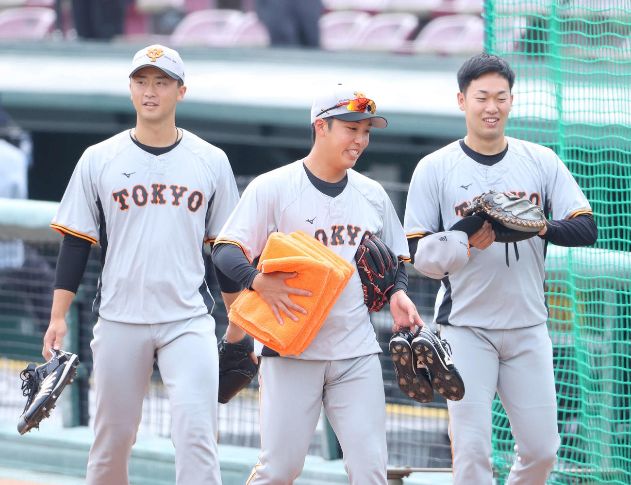 試合前練習に臨む巨人赤星優志（中央）ら（撮影・河田真司）