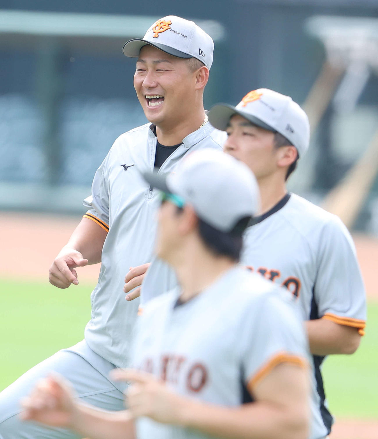 広島対巨人　試合前、笑顔でウオーミングアップする巨人中田（撮影・河田真司）