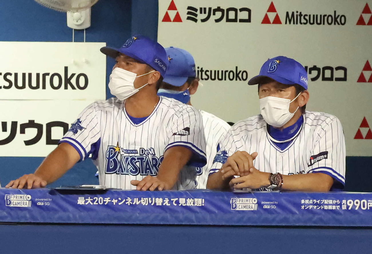 3回表ヤクルト1死、先発石田がキブレハンに同点本塁打を打たれて、がっくりする三浦監督（右）（撮影・丹羽敏通）