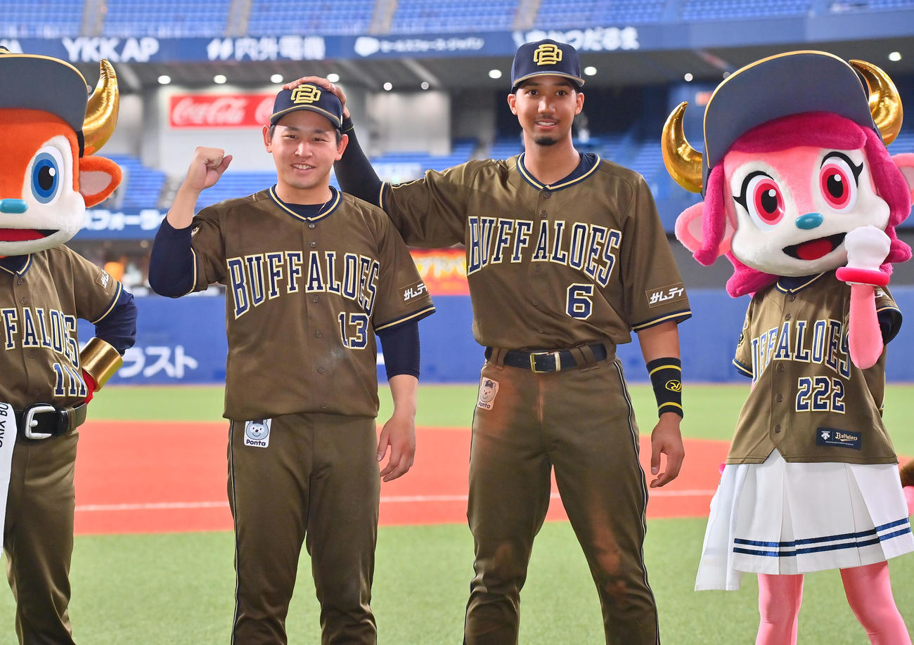 オリックス対西武　先制本塁打を放った宗（右）から頭をなでられる宮城（撮影・和賀正仁）