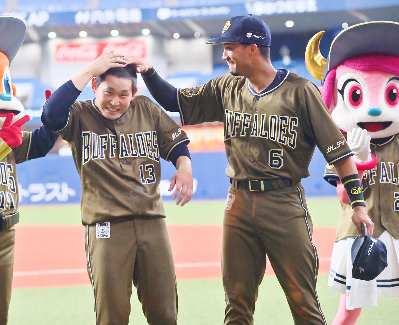 オリックス対西武　先制本塁打を放った宗（右）から頭をなでられる宮城（撮影・和賀正仁）