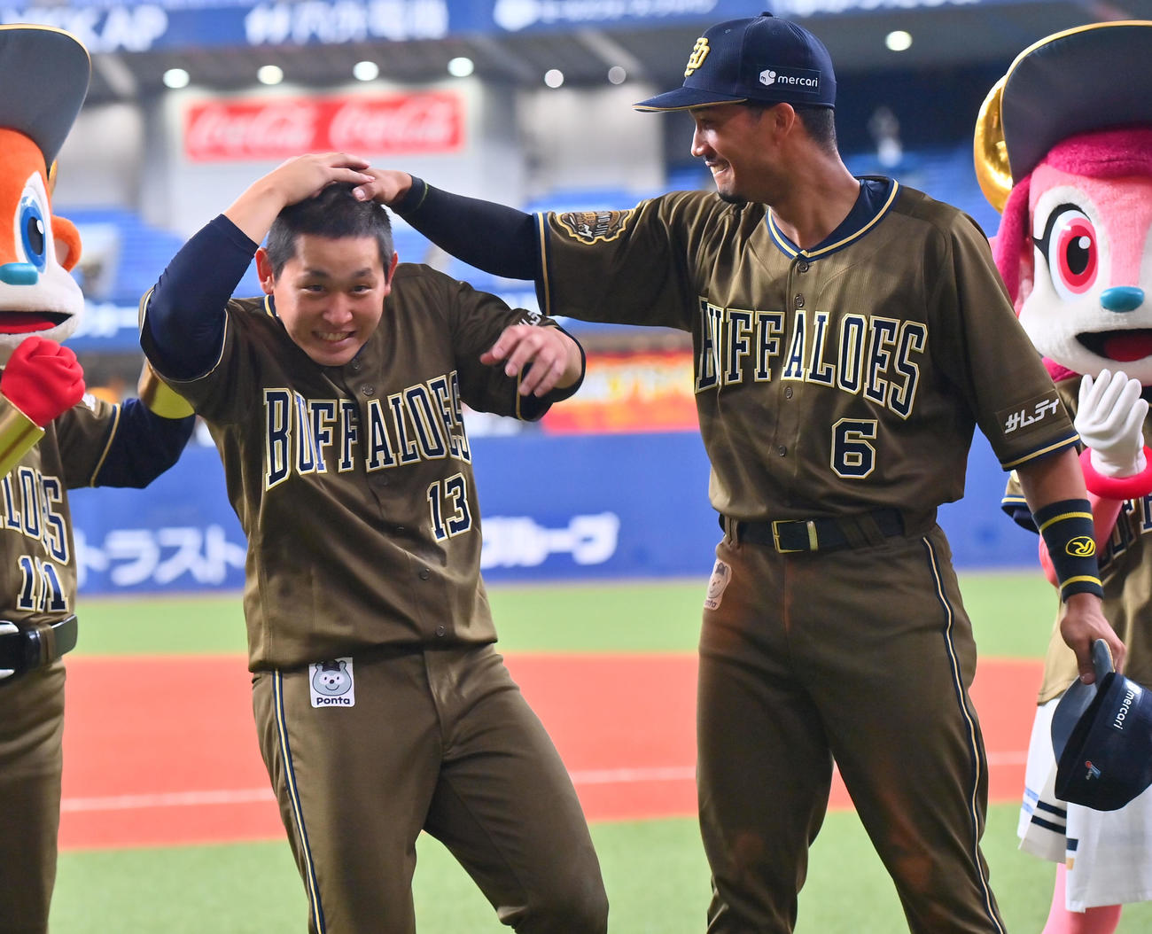オリックス対西武　先制本塁打を放った宗（右）から頭をなでられる宮城（撮影・和賀正仁）