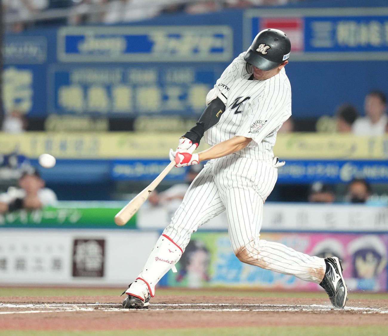 ロッテ対楽天　6回裏ロッテ2死一塁、右中間に2点本塁打を放つ安田（撮影・鈴木みどり）