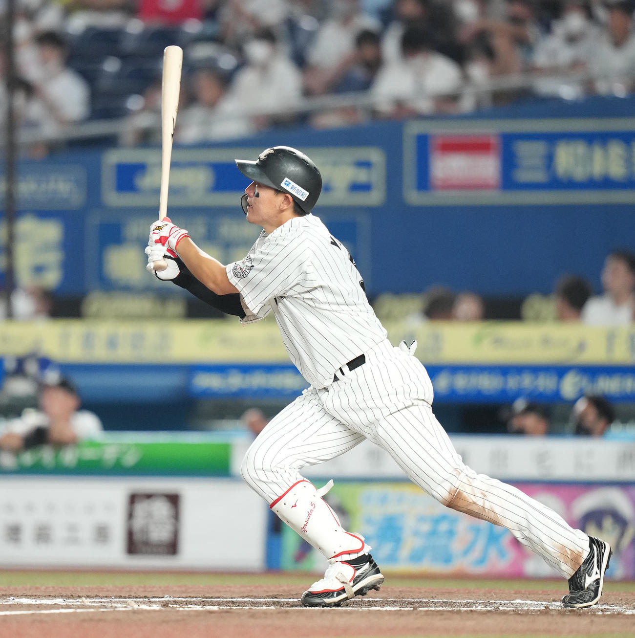 ロッテ対楽天　6回裏ロッテ2死一塁、右中間に2点本塁打を放つ安田（撮影・鈴木みどり）