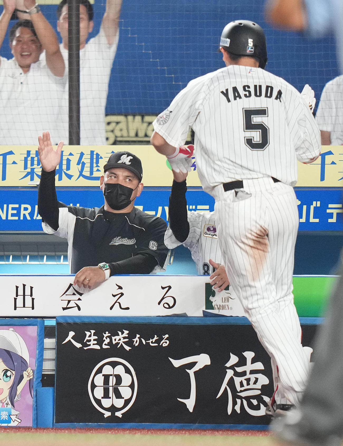 ロッテ対楽天　6回裏ロッテ2死一塁、右中間に2点本塁打を放った安田（右）を迎える井口監督（撮影・鈴木みどり）