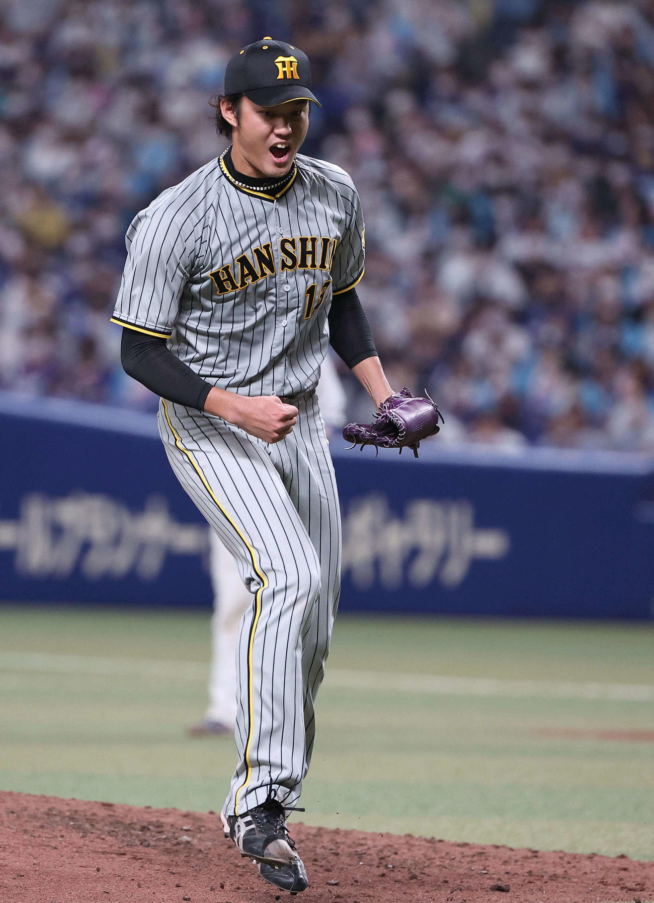 中日対阪神　7回裏中日2死一塁、藤浪は三好から三振を奪いガッツポーズをする（撮影・上田博志）