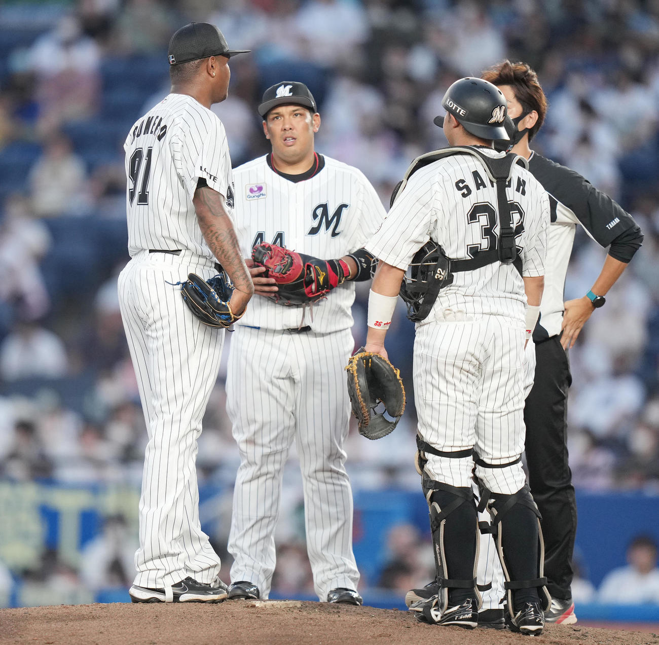 ロッテ対楽天　4回途中で降板するロッテ・ロメロ（左）（撮影・鈴木みどり）