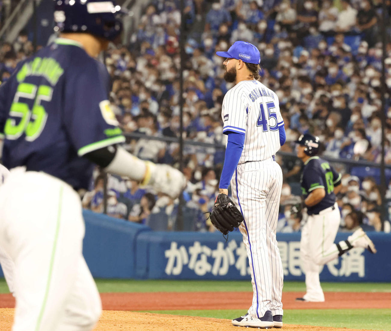 DeNA対ヤクルト　4回表ヤクルト2死一、二塁、オスナに3点本塁打を打たれたガゼルマン（撮影・丹羽敏通）